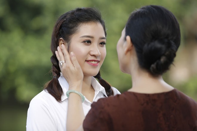 Ca sĩ Bích Hồng chia sẻ, ngoài sự chuyên nghiệp trong nghiệp diễn thì “Mẹ chồng” Lan Hương rất tình cảm, gần gũi, tính cách lại rất trẻ trung nên đã nhanh chóng như mẹ… thật của hai chị em, để cùng tạo nên câu chuyện gia đình mộc mạc mà thân thương.