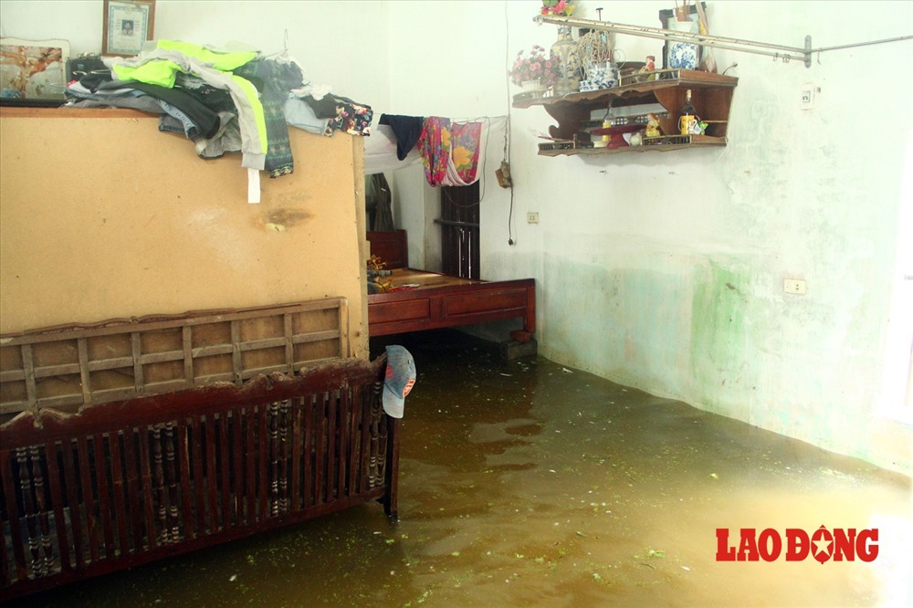 Nước ngập vào sâu trong nhà.