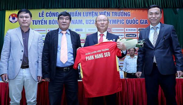 HLV Park Hang-seo nhận lương khoảng 20.000 USD (khoảng 450 triệu đồng). Ảnh: VFF