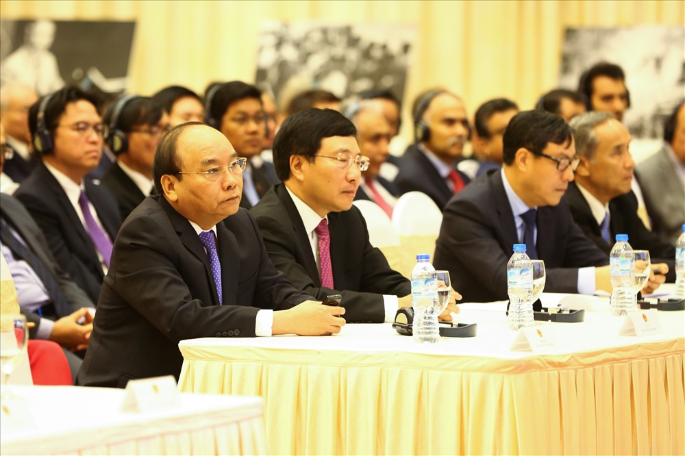 Thủ tướng Nguyễn Xuân Phúc dự phát biểu khai mạc. Tham dự buổi lễ còn có Phó Thủ tướng, Bộ trưởng Ngoại giao Phạm Bình Minh, Bộ trưởng Chủ nhiệm Văn phòng Chính phủ Mai Tiến Dũng, lãnh đạo các Bộ, ban ngành liên quan và đông đảo đại diện các cơ quan đại diện ngoại giao, tổ chức của Liên Hợp Quốc và quốc tế tại Hà Nội. Ảnh: Sơn Tùng