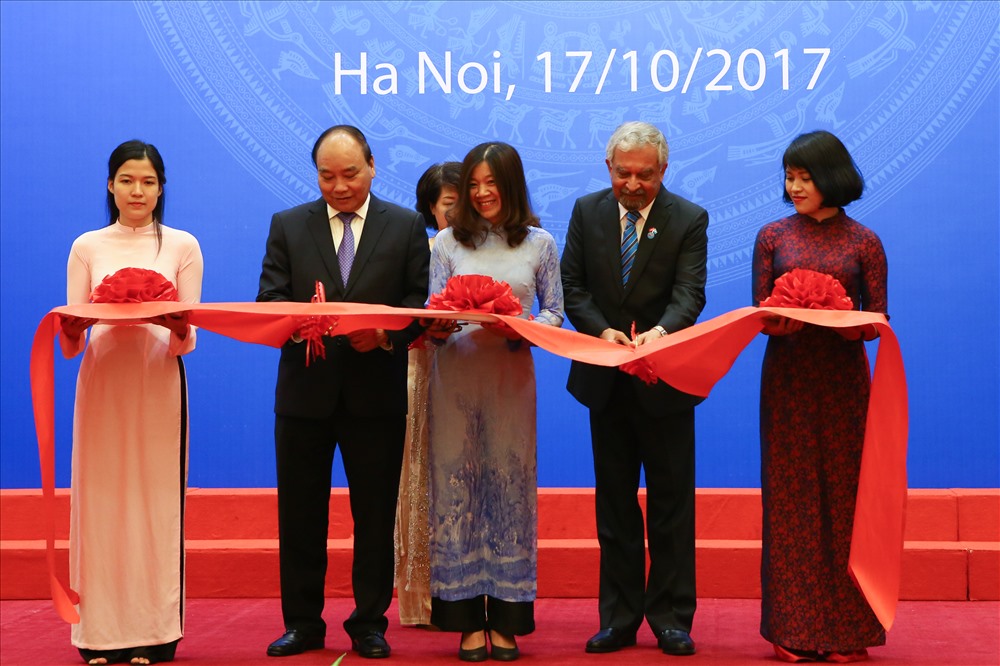 Tại buổi lễ, Thủ tướng và ông Kamal Malhhotra - Điều phối viên thường trú của Liên Hợp Quốc tại Việt Nam cắt băng khai trương triển lãm ảnh về 40 năm quan hệ Việt Nam – Liên Hợp Quốc. Ảnh: Sơn Tùng