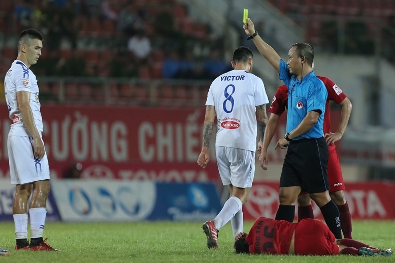 Những chỉ trích về trọng tài của Lê Công Vinh khiến anh một lần nữa làm “mất lòng” VPF. Ảnh: H.D
