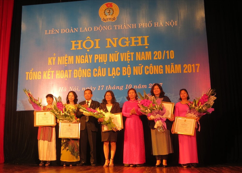 Các cá nhân xuất sắc trong các lĩnh vực nghiên cứu, giảng dạy, lao động sản xuất... nhận Bằng khen của LĐLĐ TP. Hà Nội. Ảnh: Xuân Trường