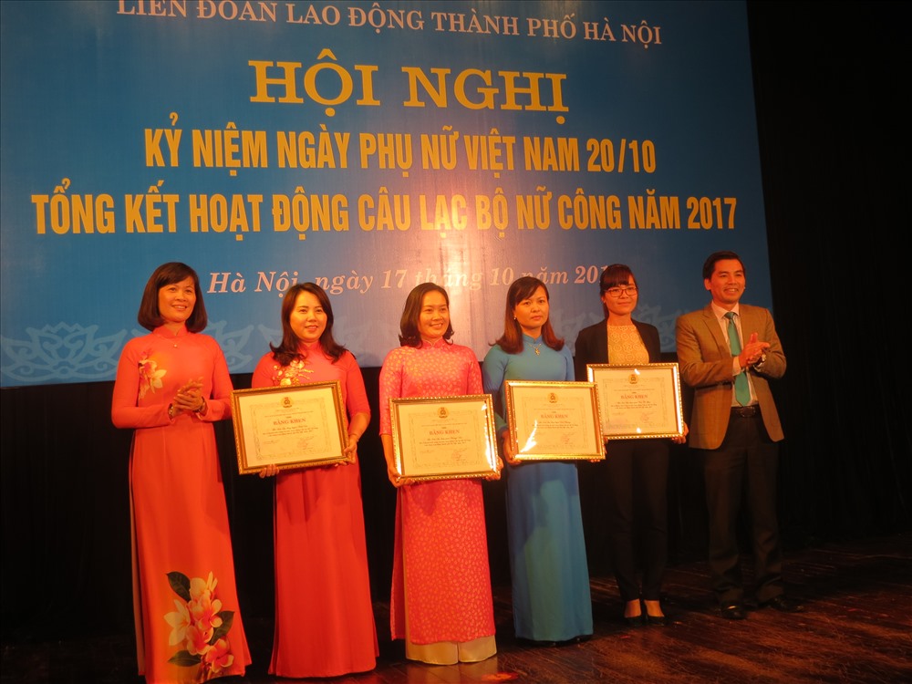 Các câu lạc bộ nữ công CĐ cấp trên trực tiếp cơ sở xuất săc nhận Bằng khen của LĐLĐ TP. Hà Nội. Ảnh: Xuân Trường