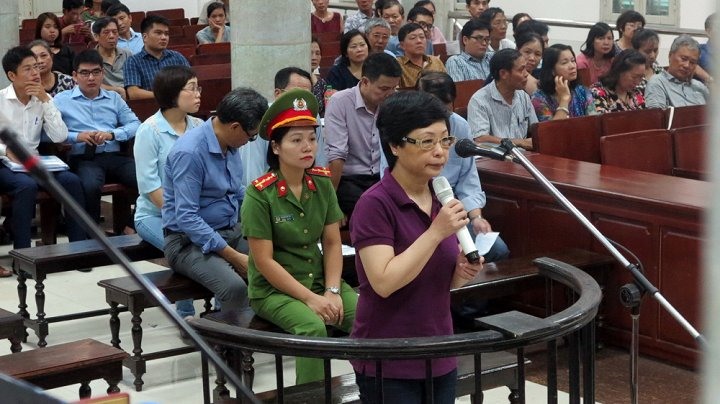 Bị cáo Châu Thị Thu Nga trong một lần trả lời HĐXX. Ảnh Cao Nguyên.