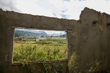 Ô cửa sổ của ngôi nhà bỏ hoang tại bản Tà Phìn, Sapa (Lào Cai) đã tạo ra một bức tranh phong cảnh tuyệt đẹp, dường như tất cả đang hoà quyện vào nhau trả lại sự yên bình vốn có của Sapa. Ảnh: Dũng Phạm