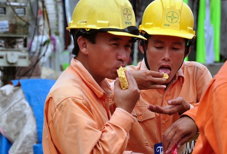 Không có điện,không bếp thì mỳ tôm là giải pháp hữu hiệu.