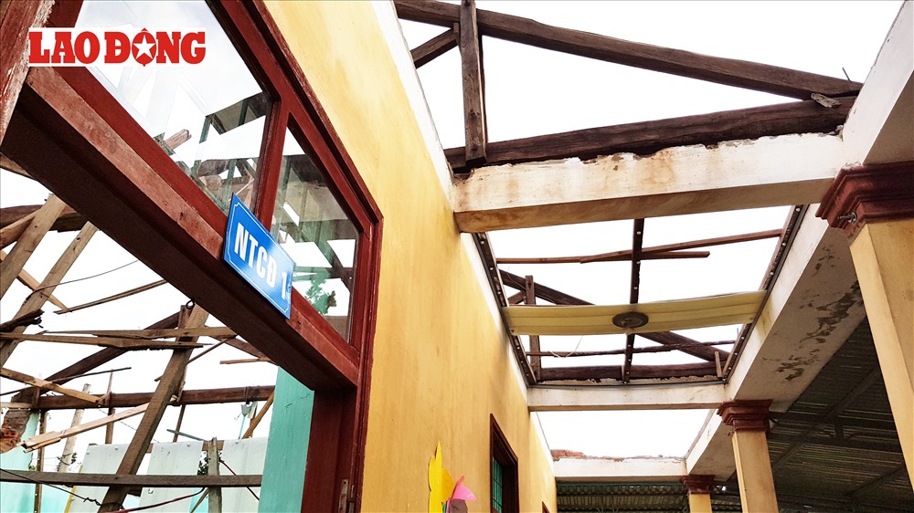 Mái trường bị bay hoàn toàn Ảnh: Lê Phi Long