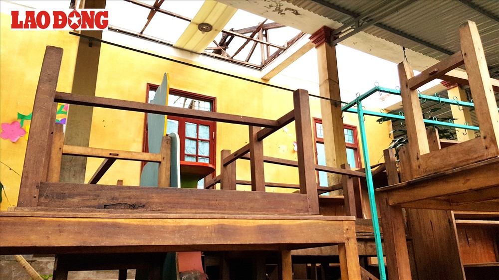 Bàn ghế chỏng chơ ngoài sân vì không có phòng học. Ảnh: Lê Phi Long