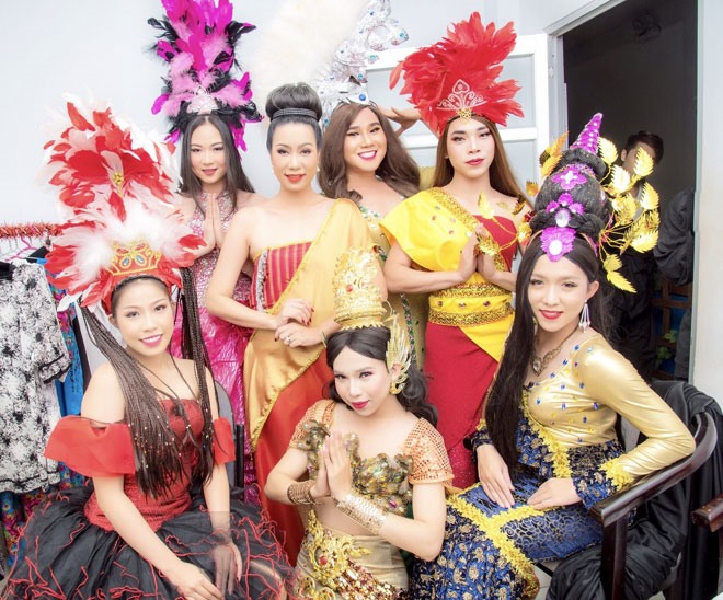 Thế rồi mọi chuyện bí ẩn diễn ra, từng người trong nhóm mất tích không biết lý do, lúc đầu chỉ là thắc mắc giữa các bạn với nhau, nhưng càng lúc càng có những tình huống không thể giải thích được, rồi sự sợ hãi nghi ngờ lẫn nhau bao trùm lên tất cả mọi người...