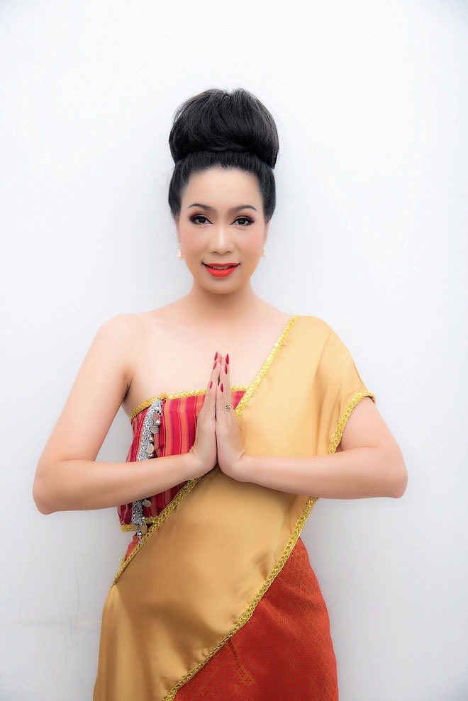Nói về tạo hình nhân vật trong vở, Trịnh Kim Chi cho biết: “Tất cả các diễn viên đều vào vai của người dân Thái Lan và tôi cũng vậy nên tôi khá chăm chút cho phần tạo hình của một bà chủ khu du lịch.