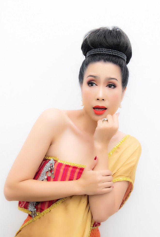 Nối tiếp thành công của những vở diễn liên tục được khán giả đón nhận nồng nhiệt mà gần nhất là vở “Trăng Non”, sân khấu Trịnh Kim Chi tiếp tục chuyển động cùng vở diễn mới hứa hẹn nhiều màu sắc và hấp dẫn mang tên “Chuyến đi tử thần”. Ảnh: Phạm Thiết Mẫn.