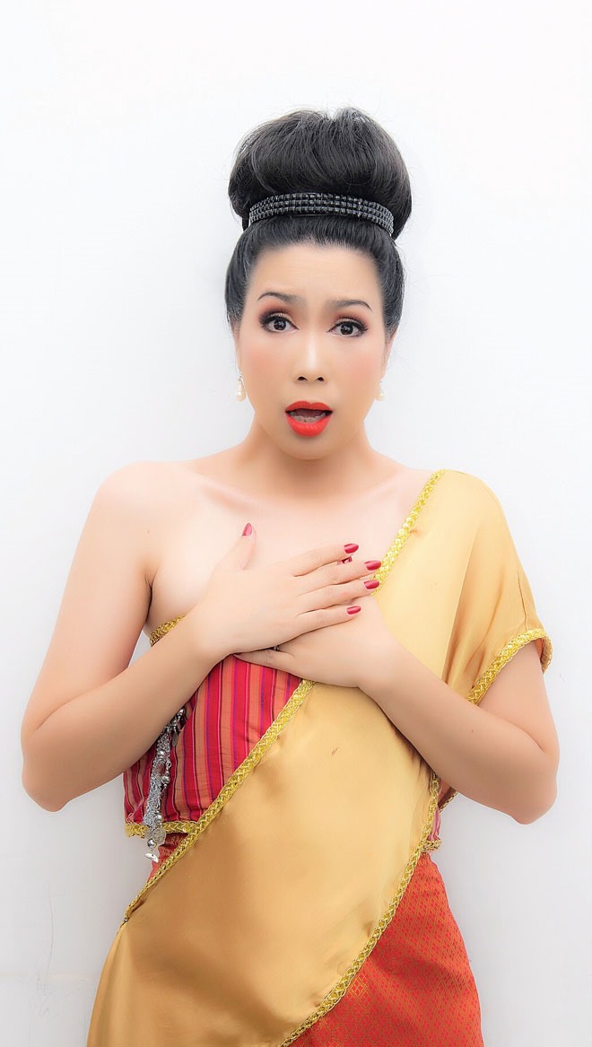Và một phần đây cũng là một vở kịch được dàn dựng lấy bối cảnh là trên đất nước Thái Lan nên tôi muốn đưa một số trang phục truyền thống và văn hoá đất nước Thái Lan vào vở kịch của sân khấu mình”.
