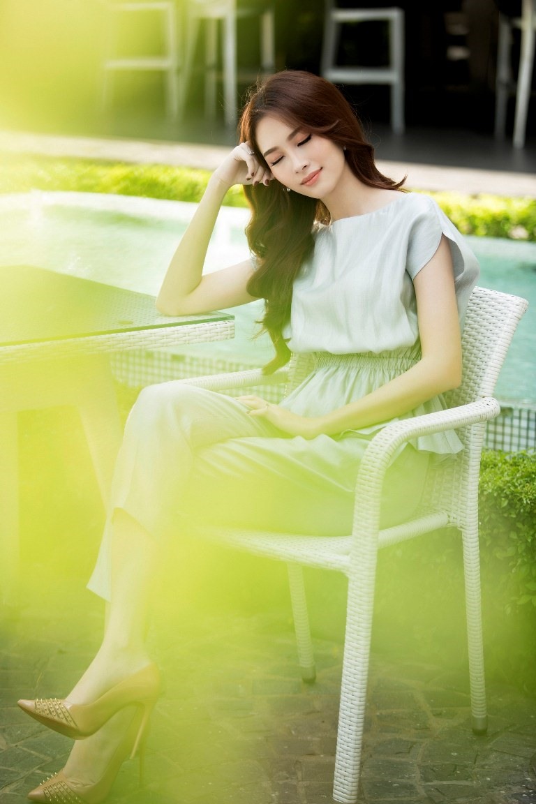 Cùng với đó là lối trang điểm tự nhiên cùng trang phục nữ tính càng tăng sức cuốn hút của hoa hậu Thu Thảo. Vẻ đẹp ngọt ngào, quyến rũ và có chiều sâu chính là những gì mà Đặng Thu Thảo nắm giữ cũng như khéo làm “say lòng” những tín đồ nhan sắc.