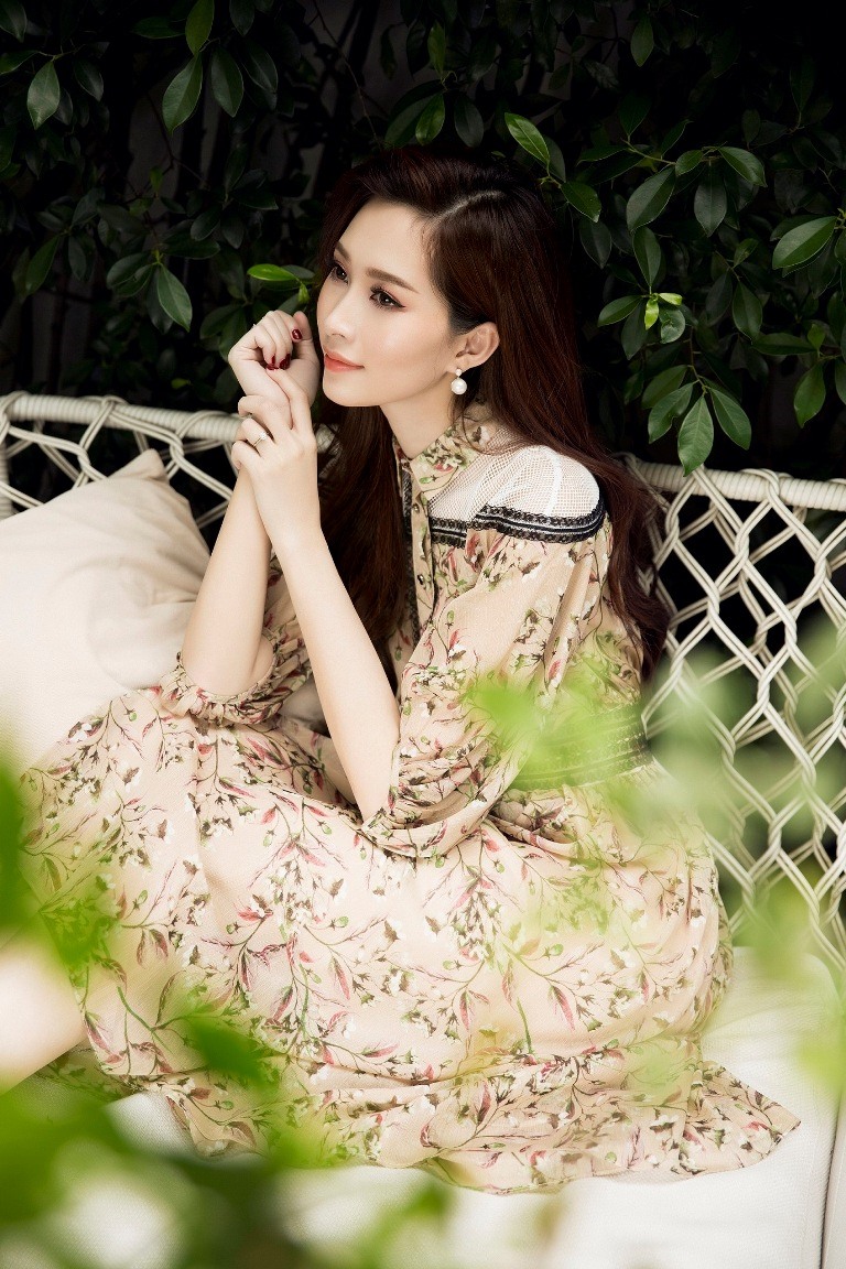 Đây được xem là một sự “tái xuất” ấn tượng của cô trong hình ảnh của người phụ nữ có gia đình và đang tận hưởng đắm say cùng hạnh phúc hiện tại.