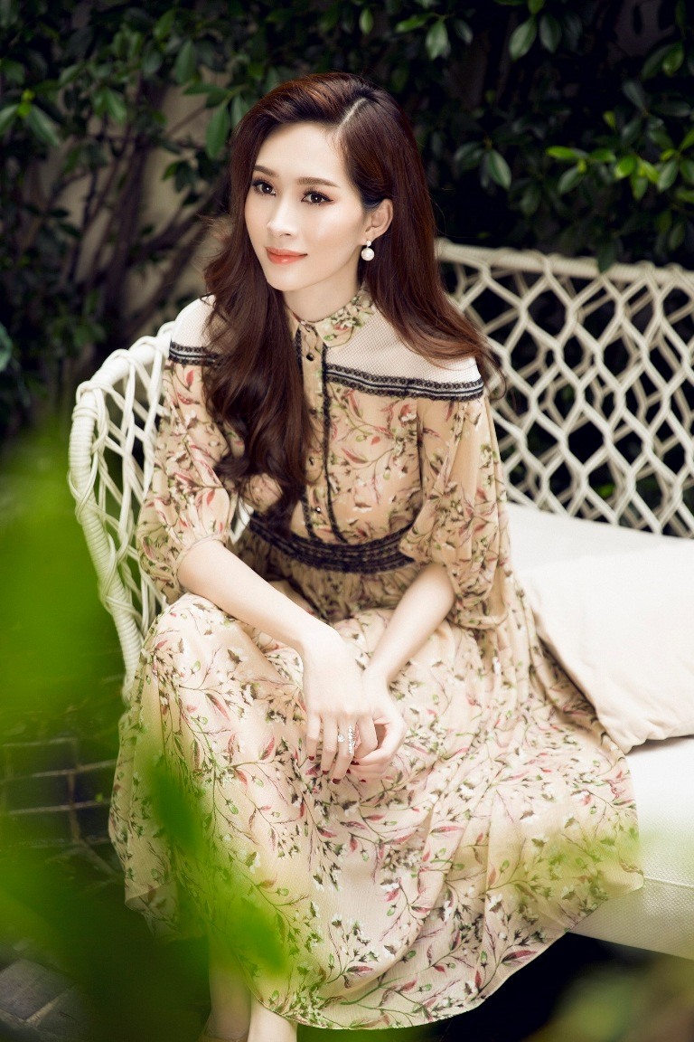 Đặng Thu Thảo tiếp tục sức mệnh làm đại sứ thương hiệu thời trang Elise và trở lại với bộ ảnh ấn tượng khoe thần thái và vẻ đẹp mong manh tựa pha lê.