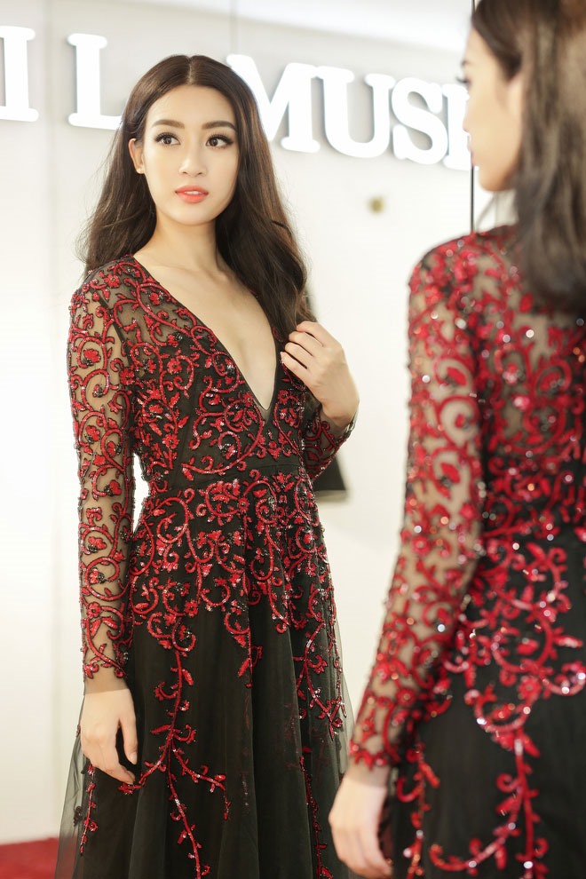 Người đẹp mang đến vẻ “sắc nước hương trời” trong những chiếc váy nhẹ nhàng, lộng lẫy và vô cùng quyến rũ.