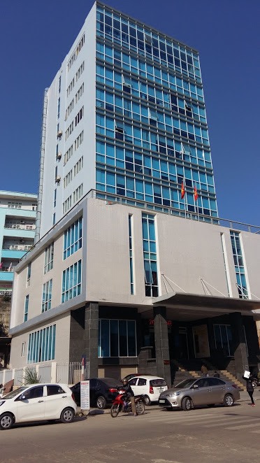 Quảng Ninh &aacute;p dụng nhiều m&ocirc; h&igrave;nh, giải ph&aacute;p nhằm cải c&aacute;ch thủ tục h&agrave;nh ch&iacute;nh, tạo điều kiện thuận lợi cho người d&acirc;n v&agrave; doanh nghiệp. Ảnh Trụ sở Trung t&acirc;m h&agrave;nh ch&iacute;nh c&ocirc;ng TP.Hạ Long. Ảnh: Nguyễn H&ugrave;ng