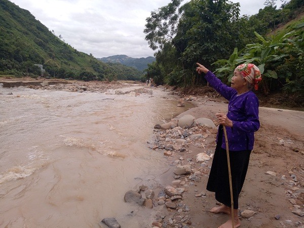 Bà Định Thị Ưa tả cho phóng viên nghe về hành trình cơn lũ dữ quét qua con suối Pưng ngày 10.10 vừa qua.