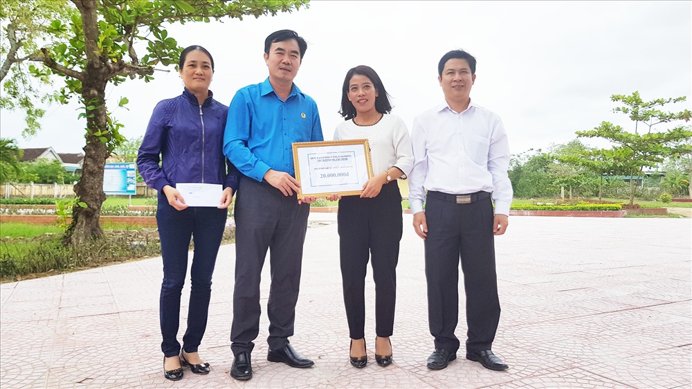 Trao hỗ trợ cho Trường Tiểu học Quảng Phong. Ảnh: Lê Phi Long
