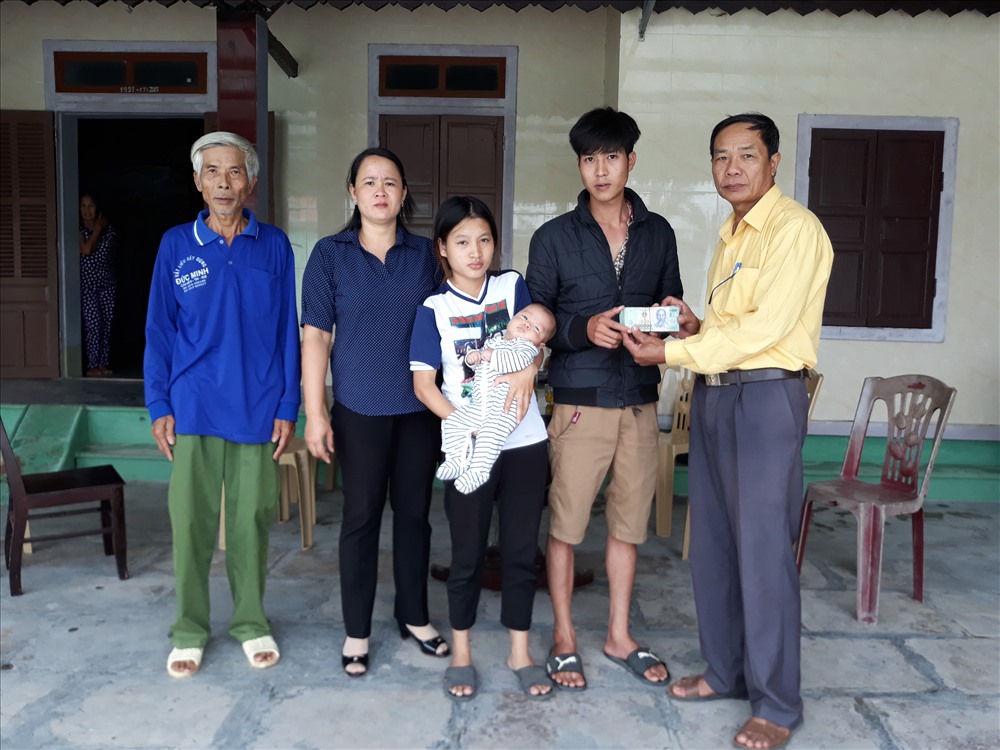 Đại diện chính quyền xã Diễn Phú, Diễn Châu trao tiền hỗ trợ đến hoàn cảnh em Tạ Ngọc Bảo.ảnh:H.Q