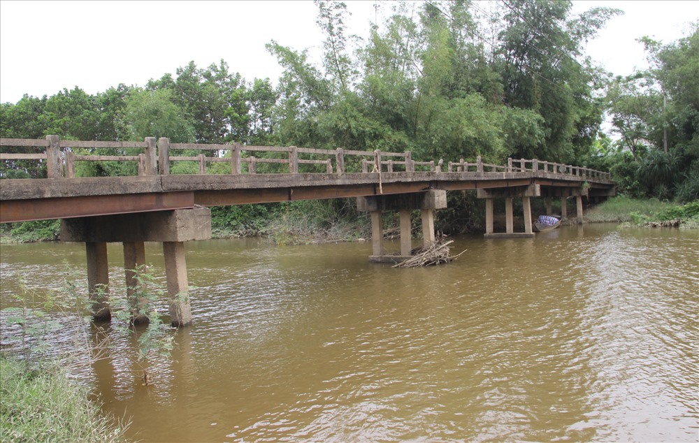 Cầu Trâm Lý bắc qua sông Nhùng, nối xã Hải Quy và các xã lân cận ở huyện Hải Lăng. Sau hơn 32 năm sử dụng, bây giờ đi trên cây cầu, nhìn đâu cũng thấy xuống cấp nghiêm trọng.  Ảnh: HT.
