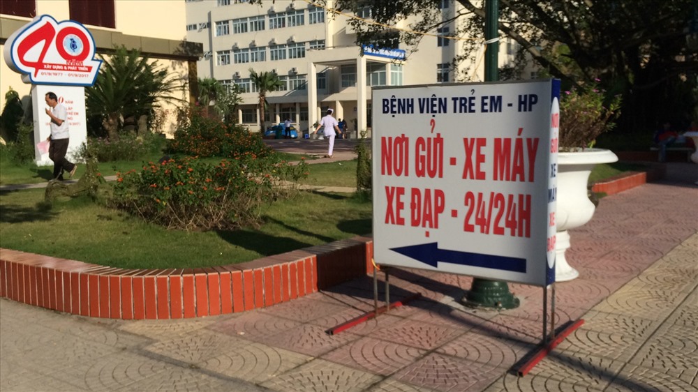 Nơi gửi xe vào Bệnh viên Trẻ em Hải Phòng. Ảnh Trần Vương
