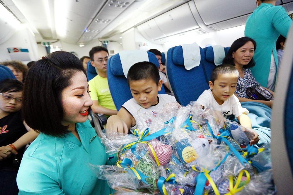 Hành khách vui vẻ, thích thú trước những món quà bất ngờ và ý nghĩa của VNA
