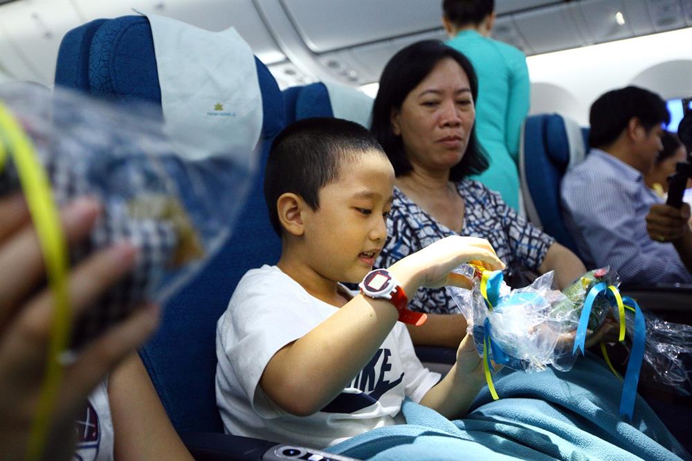 Hành khách vui vẻ, thích thú trước những món quà bất ngờ và ý nghĩa của VNA