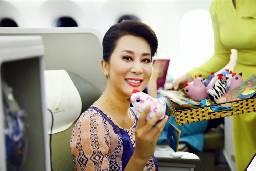 Hành khách vui vẻ, thích thú trước những món quà bất ngờ và ý nghĩa của VNA