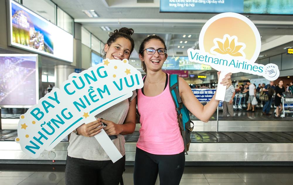 Hành khách vui vẻ, thích thú trước những món quà bất ngờ và ý nghĩa của VNA