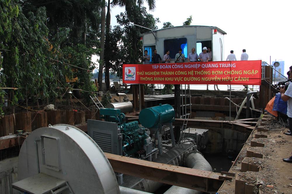 bơm chống ngập công suất lớn được đặt ở đường Nguyễn Hữu Cảnh. Ảnh: M.Q