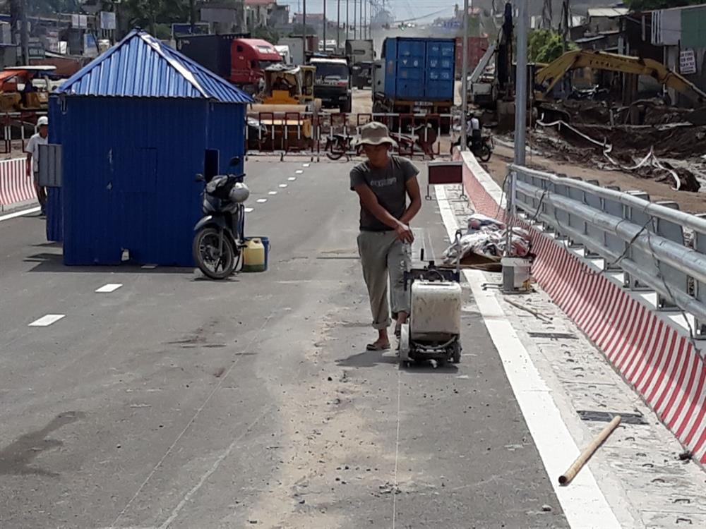 Nhà thầu đang cho cắt các đoạn bị nứt để kiểm tra nguyên nhân và sửa chữa - Ảnh TN