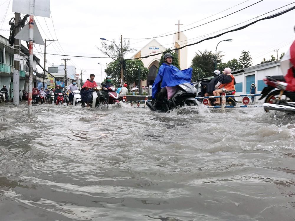 Nước ngập trên đường Tô Ngọc Vân (Q.Thủ Đức). Ảnh: M.Q