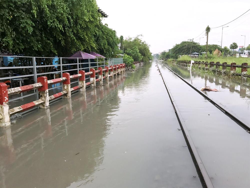 Một đoạn đường sắt Bắc-Nam qua khu vực quận Thủ Đức bị ngập sau mưa ngày 2.10. Ảnh: M.Q