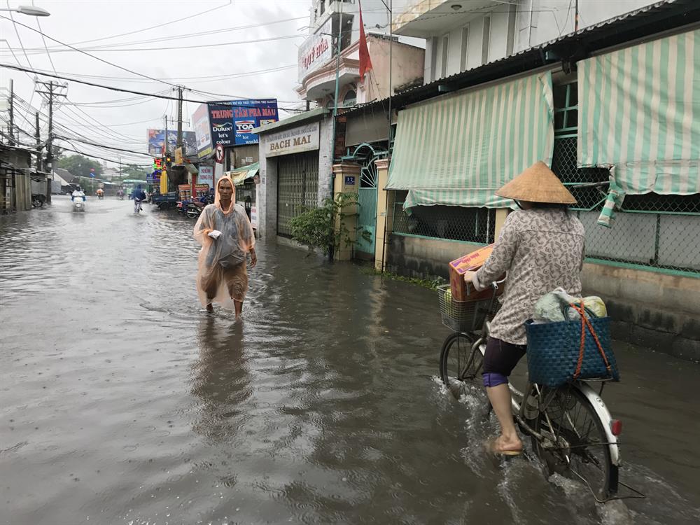 Sinh hoạt của người dân khu vực đường quốc lộ 13 cũ bị đảo lộn. Ảnh: M.Q