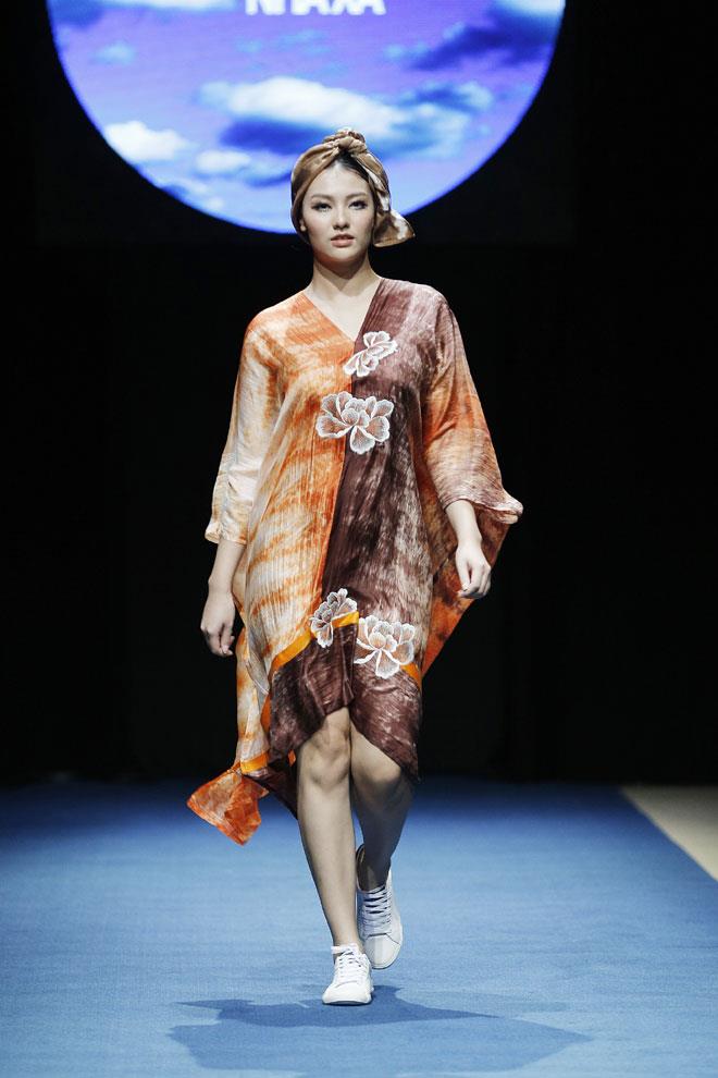 Tuy vậy sự chuyên nghiệp và thần thái cuốn hút của cô trên sàn catwalk vẫn nhận được sự cổ vũ nhiệt tình của khán giả.