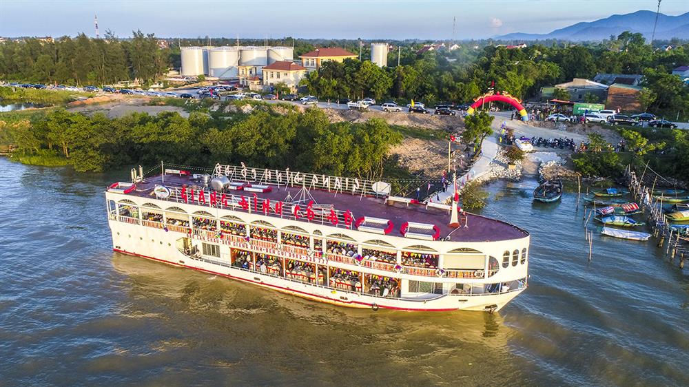 Với sức chứa 340 người, hai tầng, đây thực sự là một “nhà hàng, khách sạn nổi“. Ảnh: Sỹ Minh