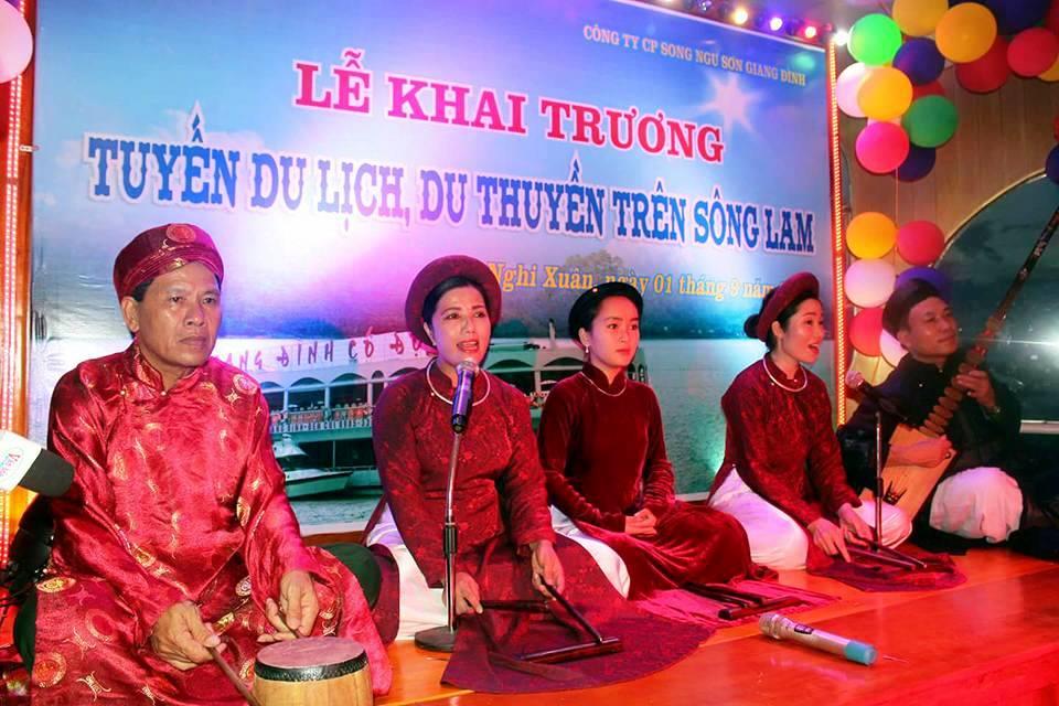 Trên du thuyền, có CLB ca trù Cổ Đạm biểu diễn phục vụ du khách. Đây là di sản văn hóa phi vật thể đại diện của nhân loại cần được bảo vệ. Ảnh: TQL