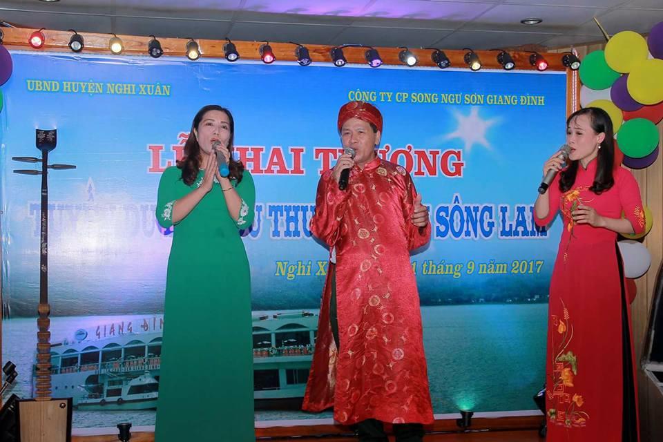 ..và các làn điệu dân ca Ví Giặm. Ông Nguyễn Hải Nam, Chủ tịch UBND huyện Nghi Xuân cho biết đây là hướng đi mới, góp phần bảo tồn, phát huy các giá trị di sản văn hóa truyền thống. Ảnh: TQL