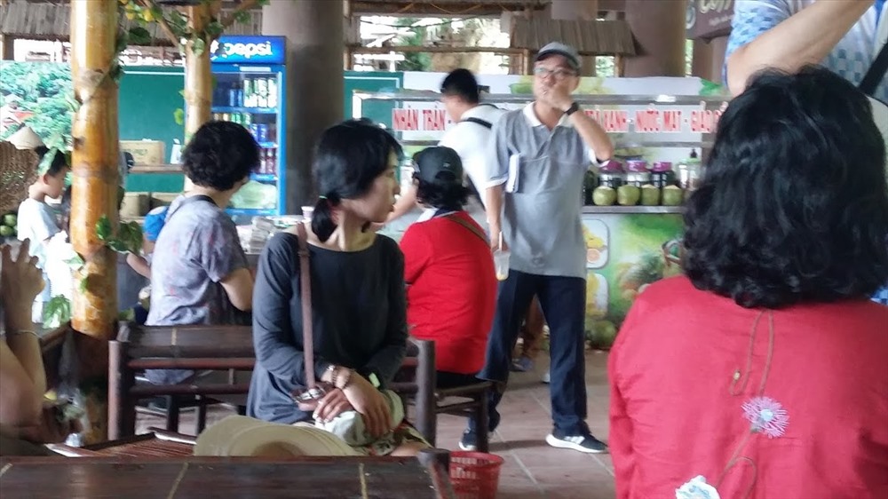 Dọc đường lên Yên Tử, người đàn ông Hàn Quốc này (đứng, đội mũ) làm nhiệm vụ hướng dẫn, giới thiệu cho đoàn khách Hàn. Ảnh: Nguyễn Hùng