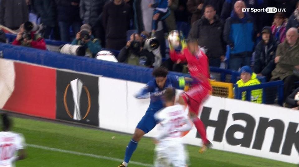 Pha phạm lỗi của Williams với Lopes. Ảnh: BT Sports.