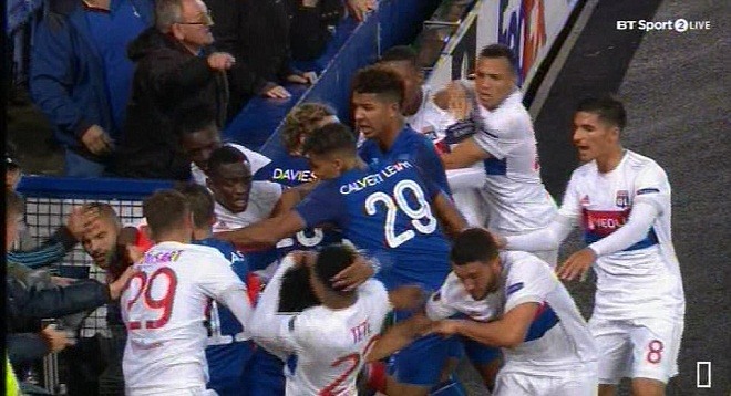 Cầu thủ 2 đội kéo nhau lên khu vực khán đài để ẩu đả. Ảnh: BT Sports.