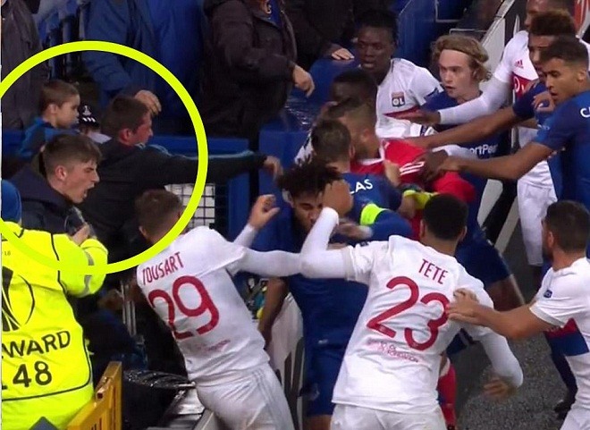 CĐV đội chủ nhà cũng được thể “ăn hôi“. Ảnh: BT Sports.
