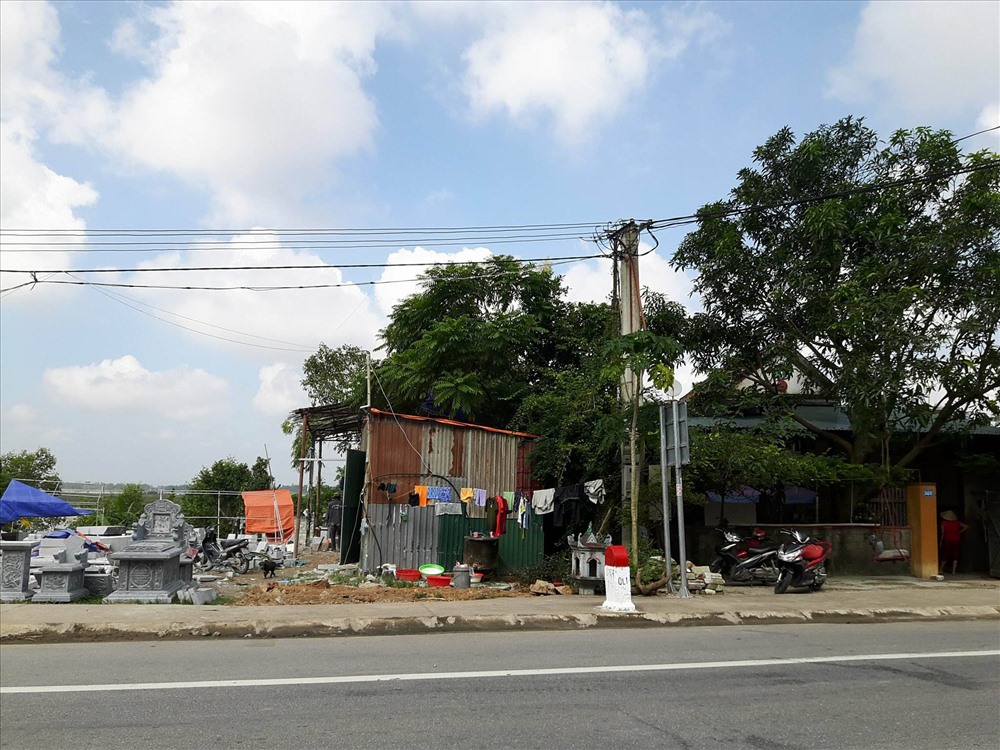 Nhà bà Lê Thị Dung (khối 1, thị trấn Xuân An), sát cạnh cơ sở sản xuất đá. Ảnh: QĐ