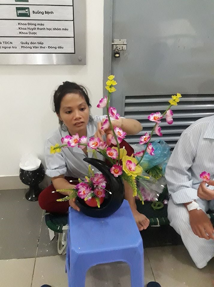 Chị Viện tranh thủ làm thêm hoa bán để duy trì cuộc sống