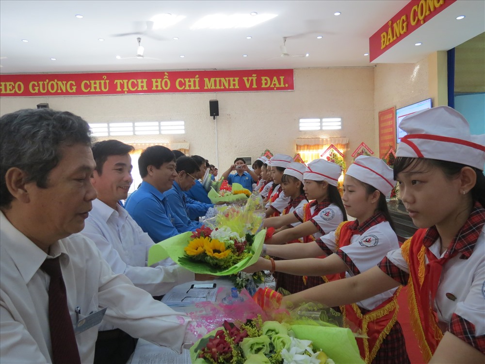 Con em của đoàn viên CĐ tặng hoa chúc mừng ĐH