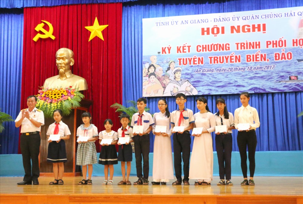 Đại diện Vùng 5 Hải quân trao 10 học bổng cho học sinh nghèo vượt khó.