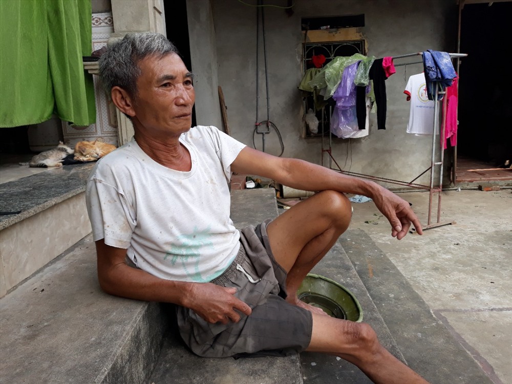 Ông Thu kể chuyện hai lần đưa hai cô con dâu mới sinh đi chạy lũ - Ảnh TN