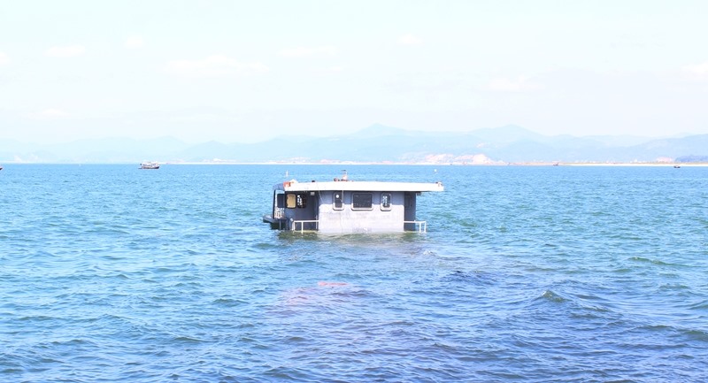 Tàu than số hiệu BN 0495 bị chìm nhưng vẫn nổi phần cabin. Ảnh: QTV